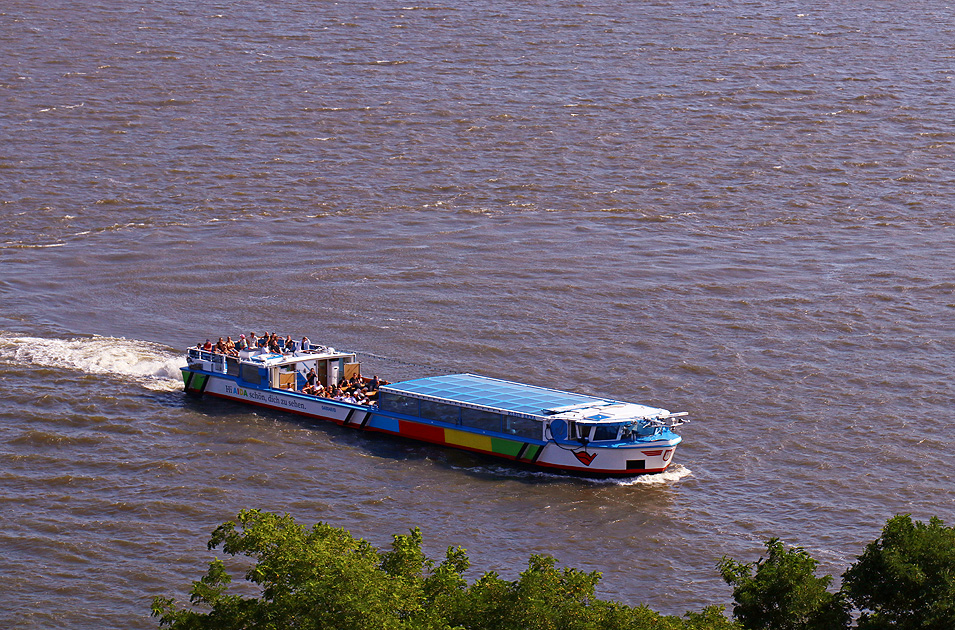 Das Abicht-Schiff Klein Erna auf  der Elbe vor  der Elbphilharmonie