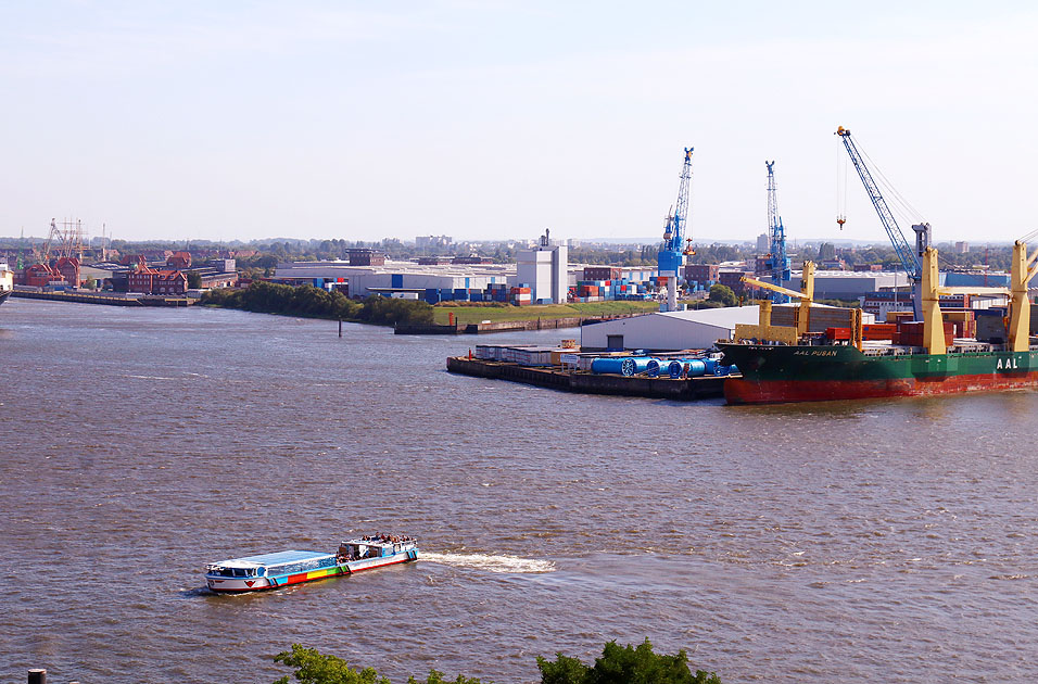 Das Abicht-Schiff Klein Erna auf  der Elbe vor  der Elbphilharmonie