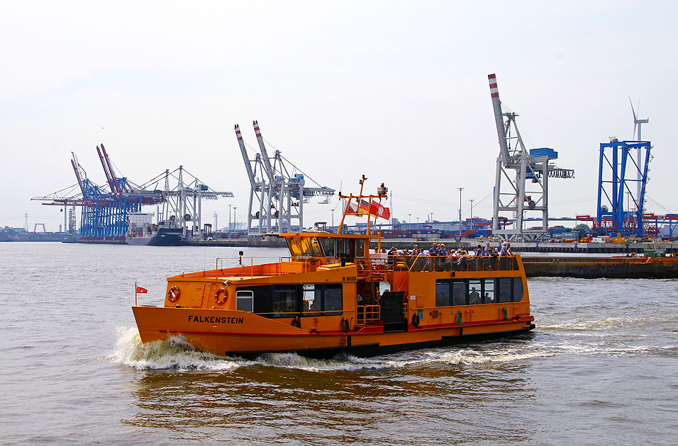 Das HADAG-Schiff Falkenstein in Hamburg auf der Elbe