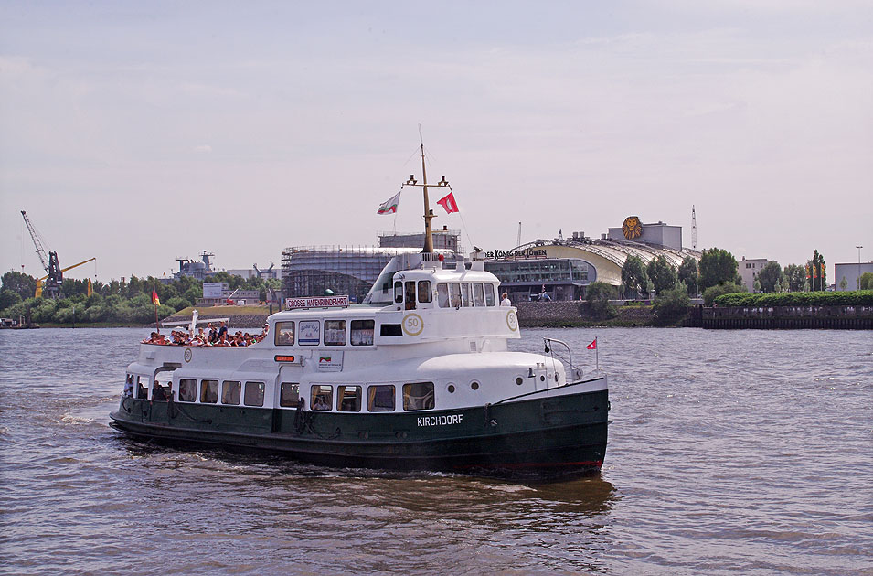 Das HADAG Schiff Kirchdorf  an den St. Pauli Landungsbr&uuml;cken in Hamburg
