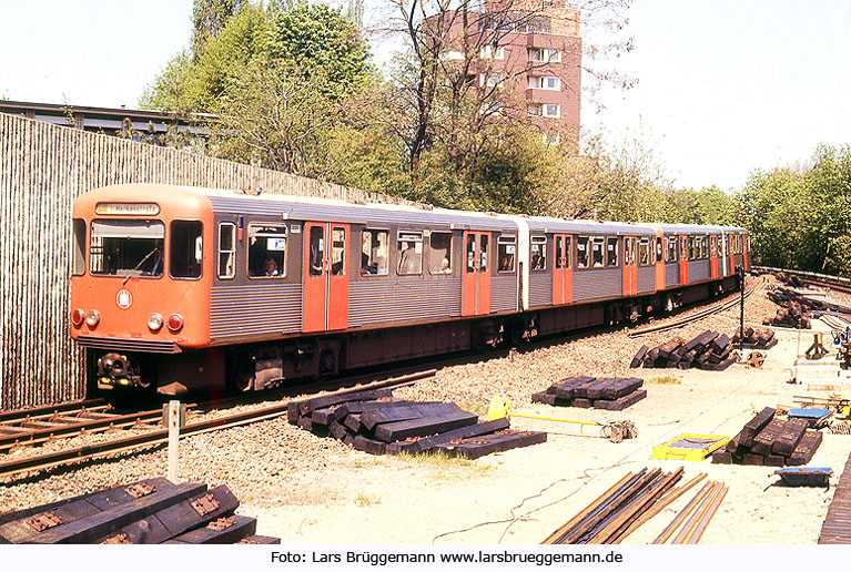 Ein Hochbahn DT 2 fährt in die Haltestelle Schlump ein