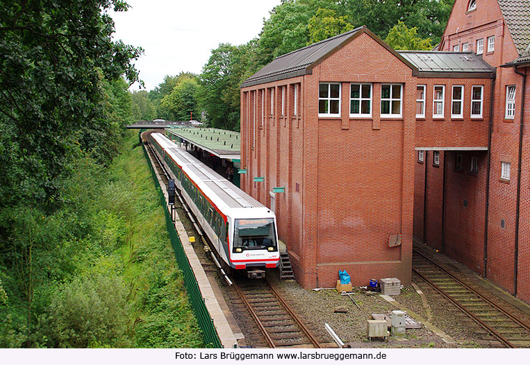 Die U-Bahn Haltestelle Fuhlsbüttel mit einem DT4 der Hamburger Hochbahn