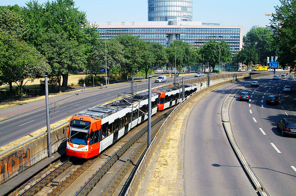 Straßenbahn in Köln an der Haltestelle Deutzer Freiheit - Typ K4500