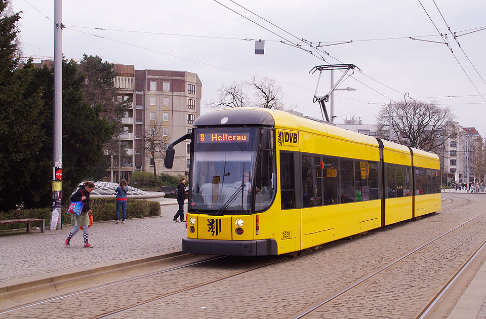 Die Haltestelle Albertplatz in Dresden mit der Straßenbahn