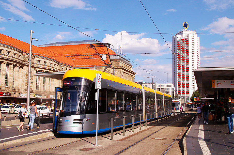 Die Straßenbahn in Leipzig an der Haltestelle Hauptbahnhof