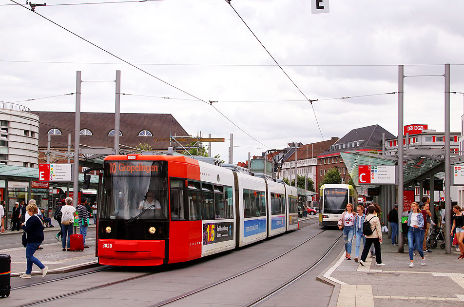 Die Straßenbahn in Bremen an der Haltestelle Hauptbahnhof