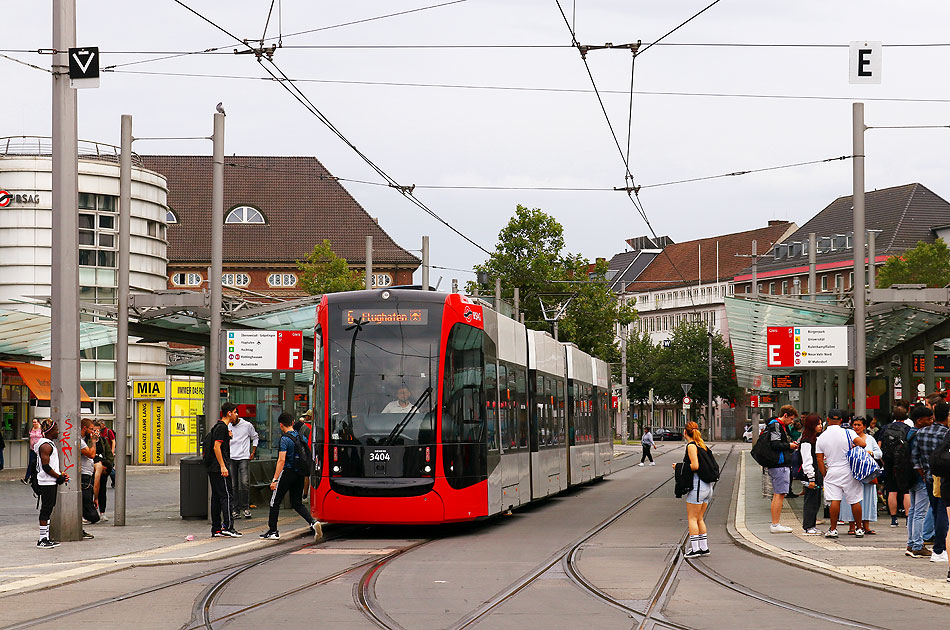 Die Straßenbahn in Bremen an der Haltestelle Hauptbahnhof