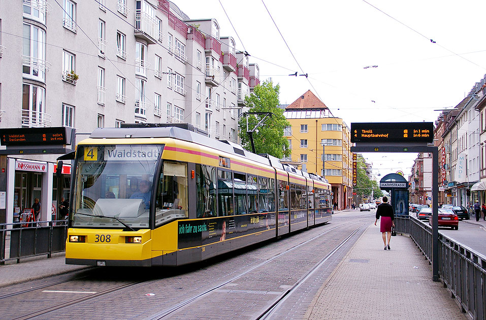 Die Stra&szlig;enbahn in Karlsruhe an der Haltestelle Mathystra&szlig;e