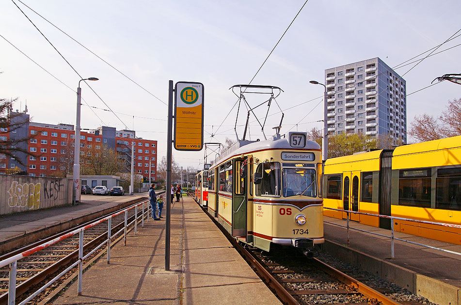 Ein Gro&szlig;raumwagen der Stra&szlig;enbahn in Dresden an derHaltestelle W&ouml;lfnitz