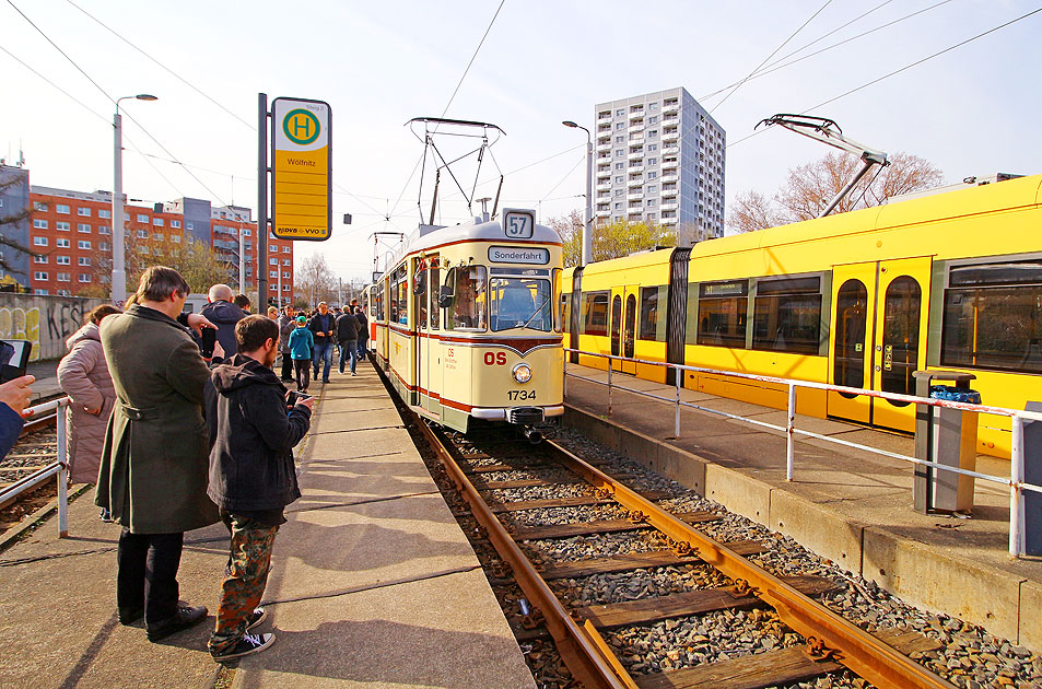 Ein Gro&szlig;raumwagen der Stra&szlig;enbahn in Dresden an derHaltestelle W&ouml;lfnitz