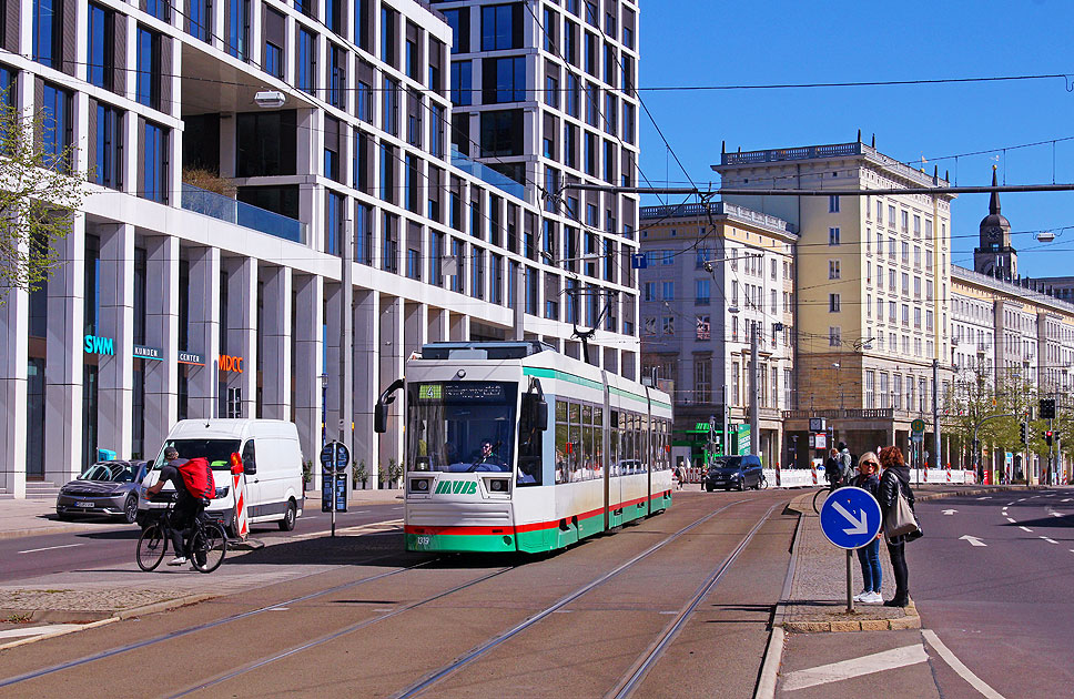 Die Stra&szlig;enbahn in Magdeburg an der Haltestelle City Carre