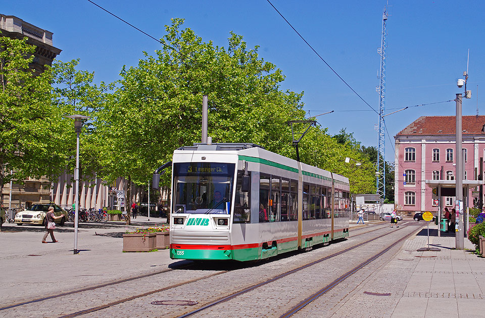 Die Stra&szlig;enbahn in Magdeburg an der Haltestelle Hbf Willy-Brandt-Platz