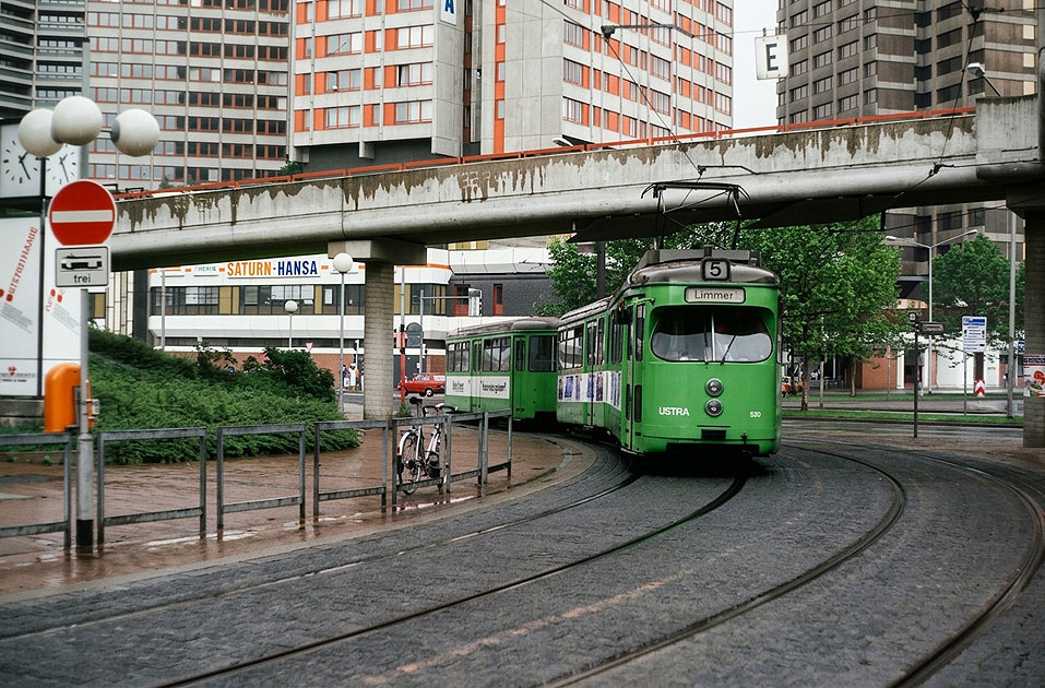 Die Stra&szlig;enbahn in Hannover an der Haltestelle Am K&uuml;chengarten