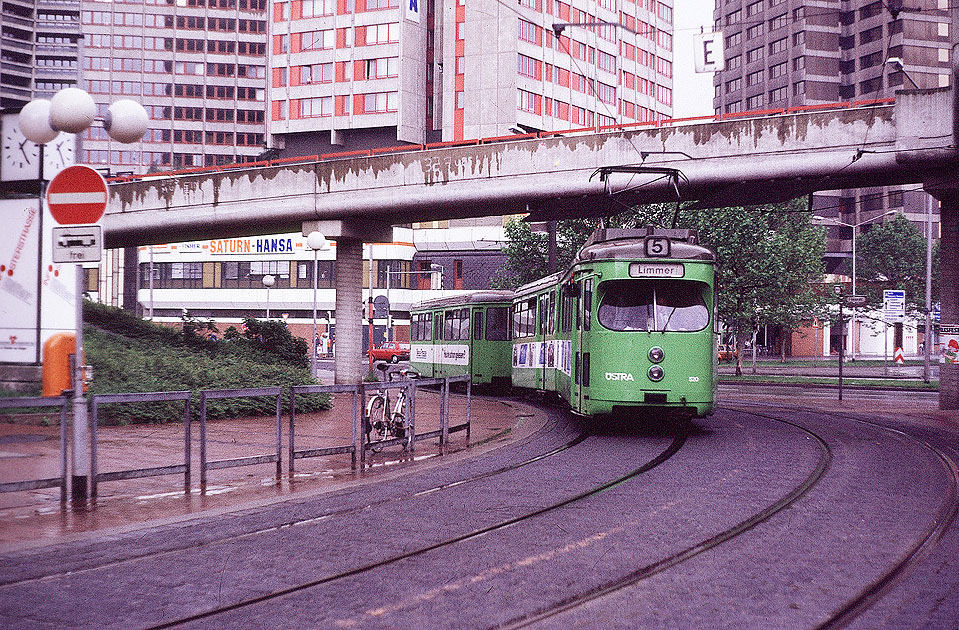 Die Stra&szlig;enbahn in Hannover an der Haltestelle Am K&uuml;chengarten