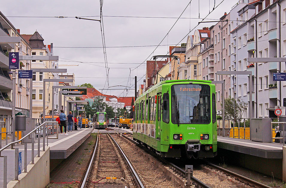 Der &Uuml;stra 6201 an der Haltestelle Lortzingstra&szlig;e in Hannover - die Stra&szlig;enbahn / Stadtbahn in Hannover