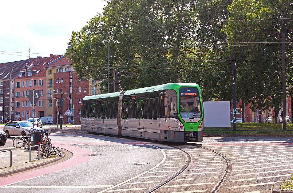 Die &Uuml;stra die Stra&szlig;enbahn in Hannover an der Haltestelle Goetheplatz