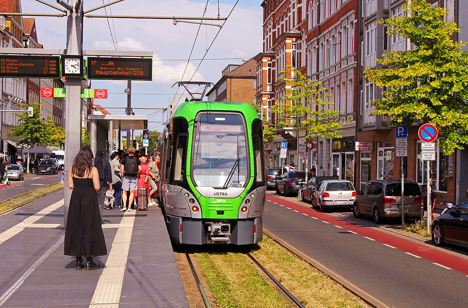 Die Stra&szlig;enbahn / Stadtbahn in Hannover an der Haltestelle Goetheplatz