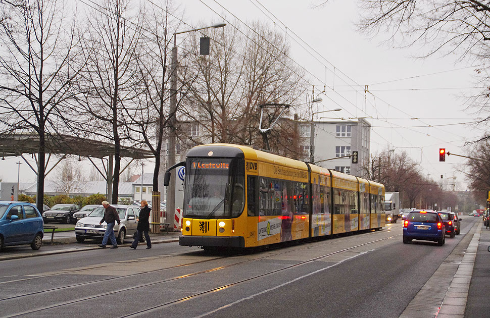 Die Haltestelle Hamburger Stra&szlig;e der Stra&szlig;enbahn in Dresden