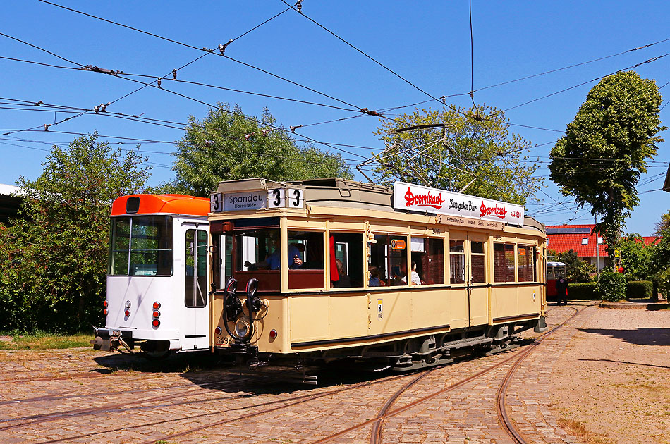 Ein TM36 der Stra&szlig;enbahn in Berlin am Sch&ouml;nberger Strand