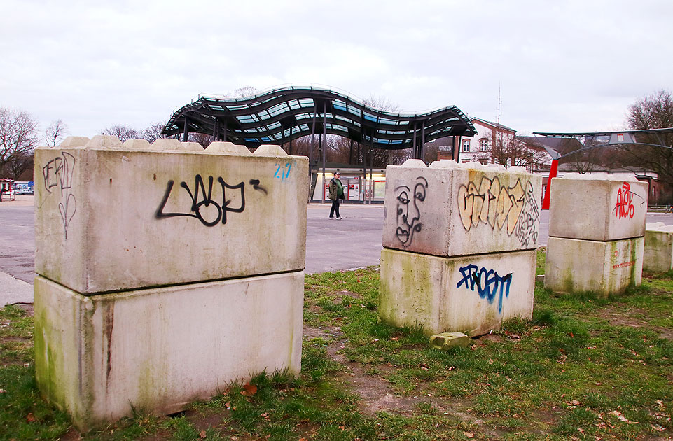 Merkelpollervor dem Bahnhof St. Pauli in Hamburg