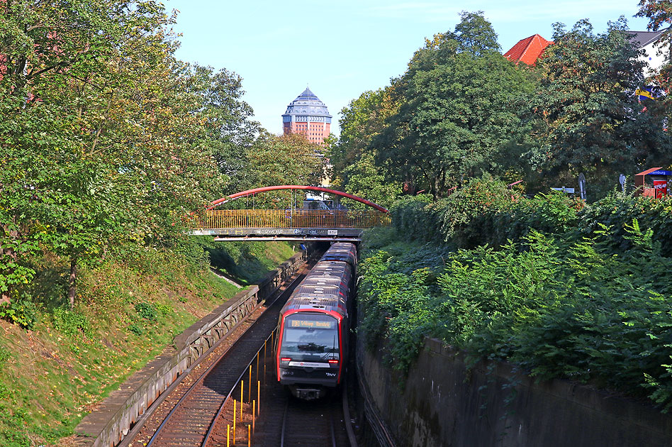 Die Hamburger U-Bahn / Hochbahn an der Feldstraße im Schanzenviertel