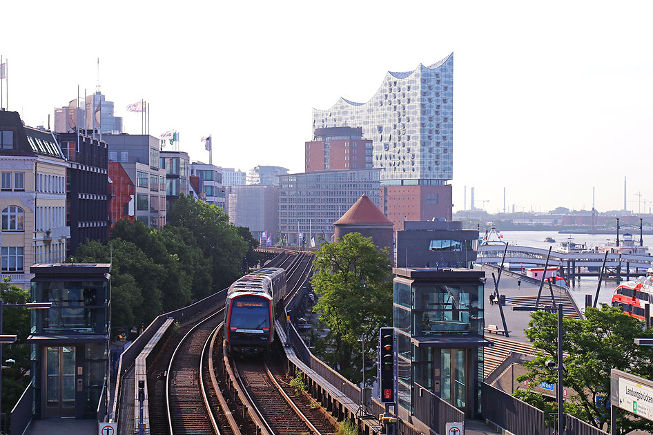 Eine U-Bahn der Hamburger Hochbahn zwischen Landungsbrücken und Baumwall
