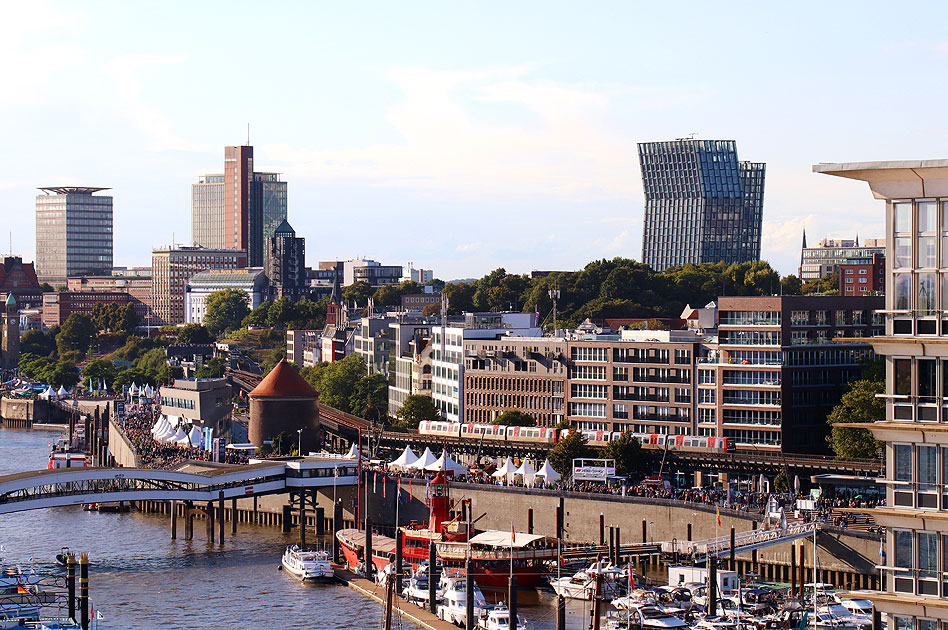 Die Hamburger Hochbahn zwischen den Landungsbrücken und Baumwall