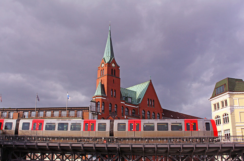 Die Hamburger Hochbahn und die schwedische Seemannskirche