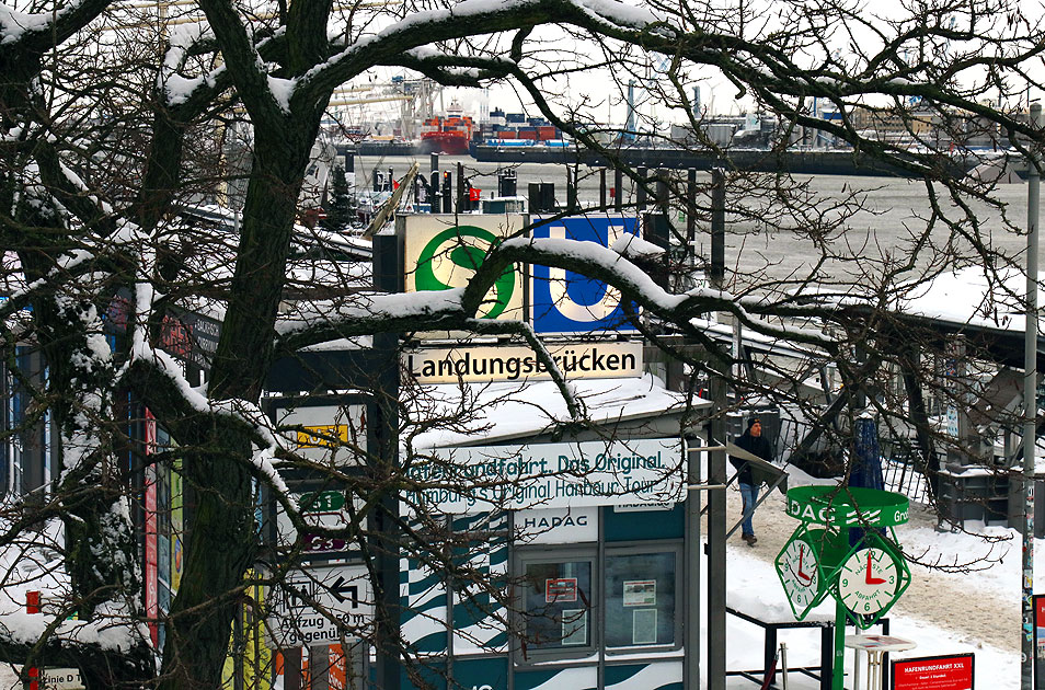 Der Bahnhof Hamburg Landungsbr&uuml;cken im Schnee und Winter