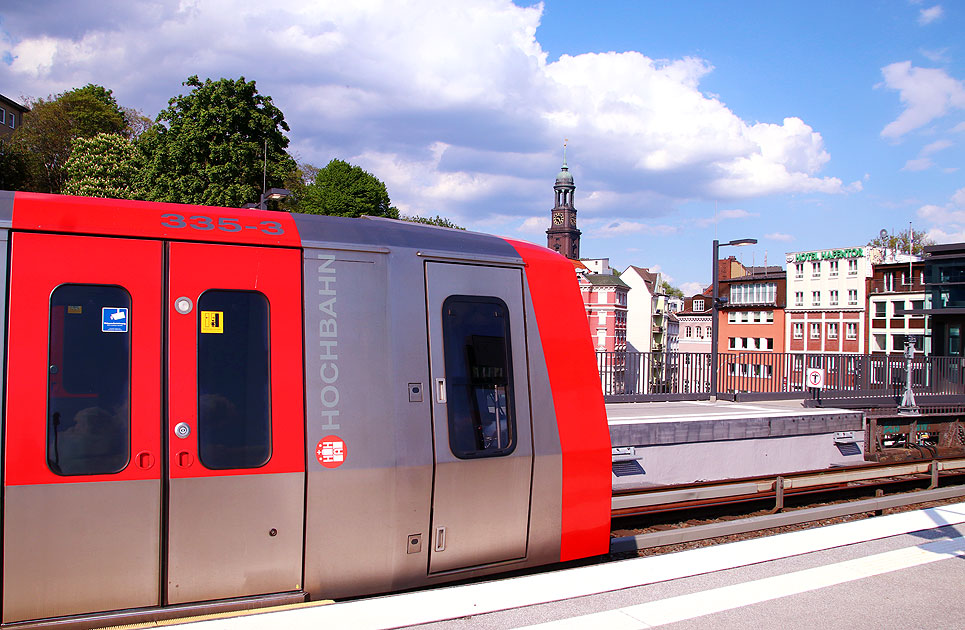 Die Hamburger U-Bahn in den Landungsbr&uuml;cken