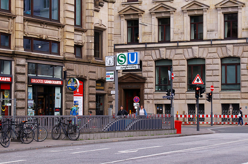 Der Bahnhof Jungfernstieg in Hamburg am Alstertor / Ferdinandstra&szlig;e