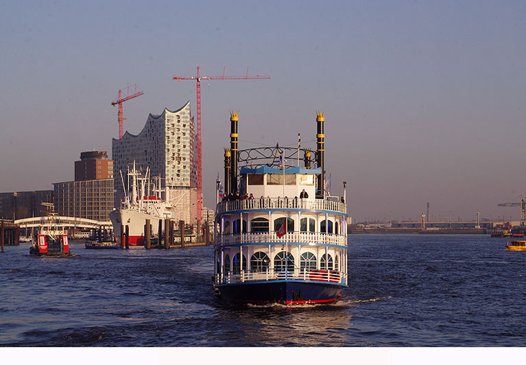 Schiff Louisiana Star mit der Elbhilharmonie und Cap San Diego