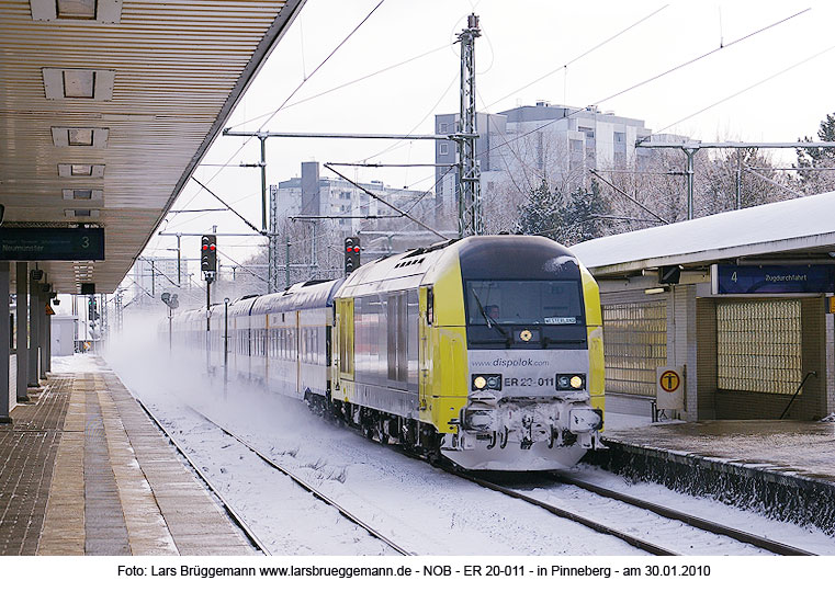 Ein NOB-Zug von Hamburg-Altona nach Westerland im Bahnhof Pinneberg
