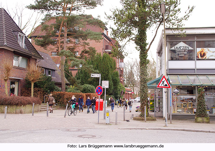Die Straße am Am Rissener Bahnhof in Hamburg-Rissen dem Stadtteil in den Elbvororten