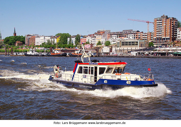 Das Schiff Hafenkapitän auf der Elbe - Im Hintergrund die Hafenstraße