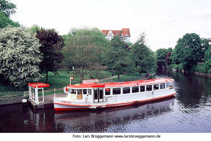 Alsterdampfer Saselbek an der Streekbrücke - Die Hamburger Alsterdampfer sind besonders für Touristen sehr attraktiv