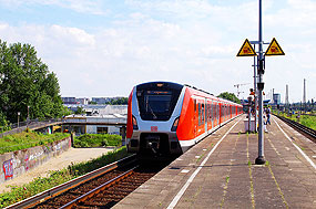 Eine S-Bahn der Baureihe 490 im Bahnhof Hamburg Diebsteich