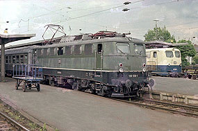 Eine Lok der Baureihe 139 im Bahnhof Offenburg
