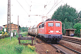 Eine Lok der Baureihe 140 mit einem Güterzug im Bahnhof  Radbruch