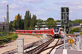 Eine S-Bahn der Baureihe 490 fährt in den Bahnhof Diebsteich ein