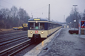 Zwei S-Bahnen der Baureihe 471 im Bahnhof Hamburg Alte W&ouml;hr