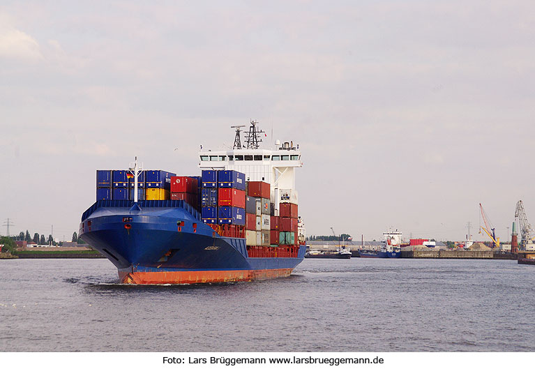 Ein Containerschiff im Hamburger Hafen