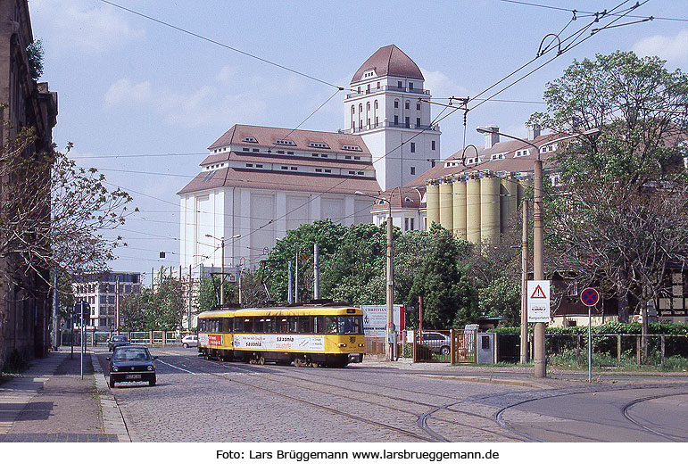 Tatra Straßenbahn in Dresden beim wenden im Gleisdreieck