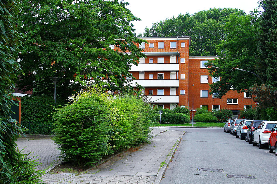 Der Blick aus der Straße Isernrade auf die Straße Am Botterbarg in Hamburg-Iserbrook