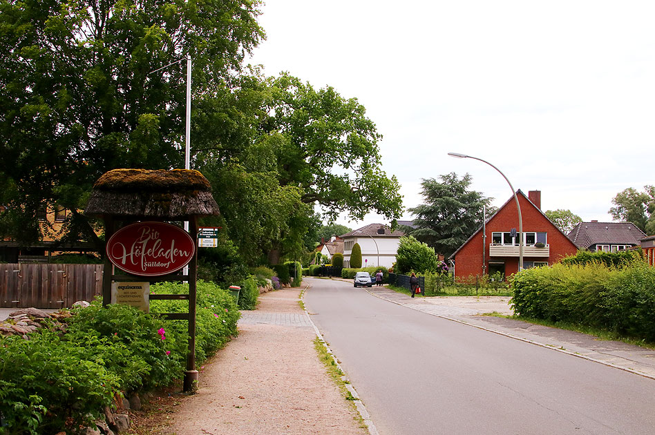 Der Sülldorfer Kirchenweg in Hamburg mit Biohof