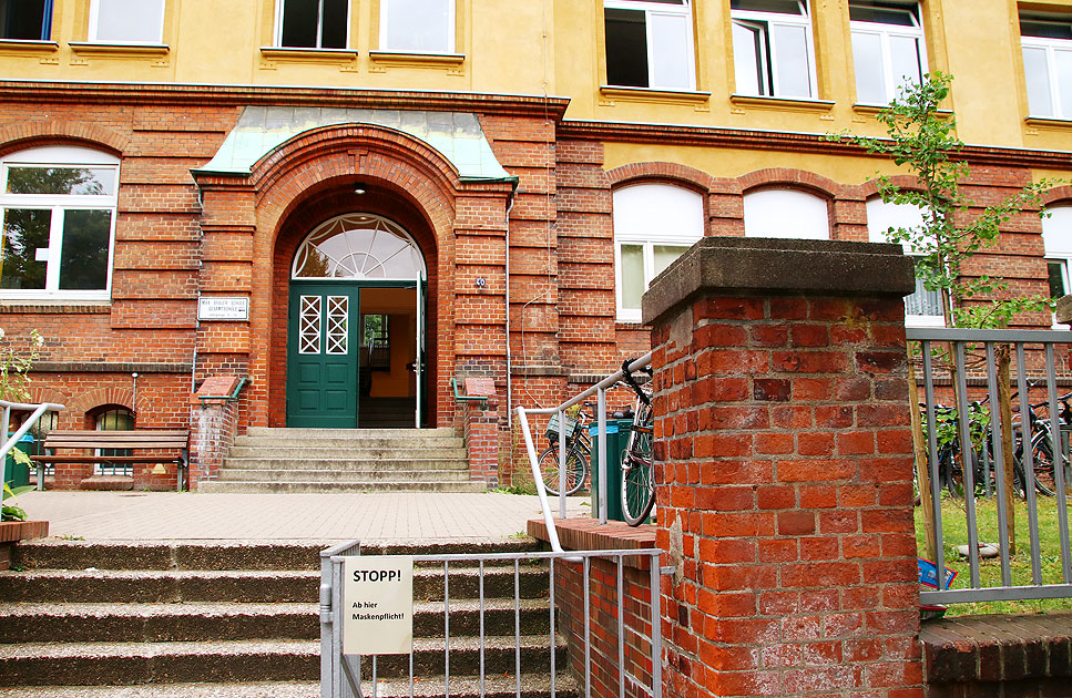 Der Haupteingang zur Max-Brauer-Schule in der Daimlerstraße in der Corona-Zeit