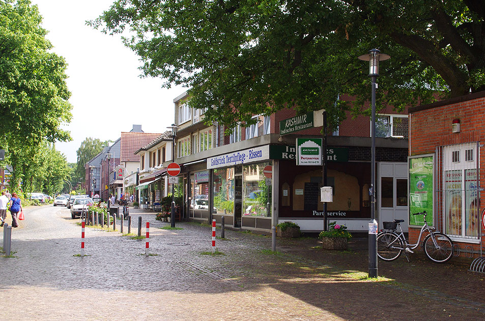 Die Wedeler Lanstraße die Einkaufsstraße in Hamburg-Rissen