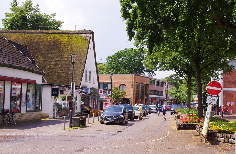 Die Wedeler Lanstraße die Einkaufsstraße in Hamburg-Rissen