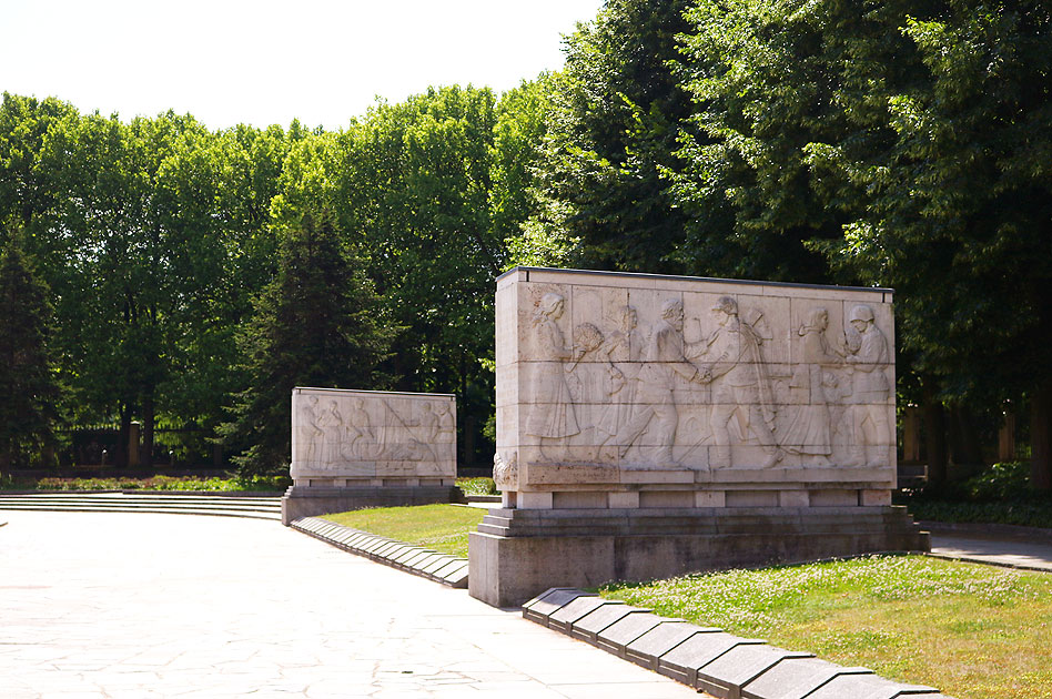Zwei Sarkophage aus Kalkstein mit Reliefs welche den großen vaterländischen Krieg gegen Hitler-Deutschland