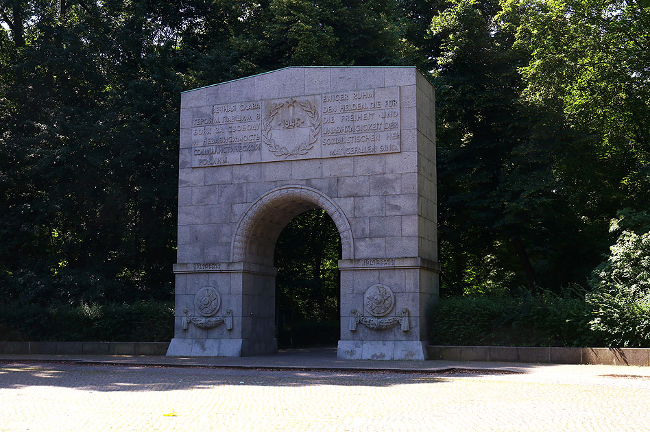 Der Eingang Puschkinallee zum Ehrenmal für russische Soldaten im Treptower Park